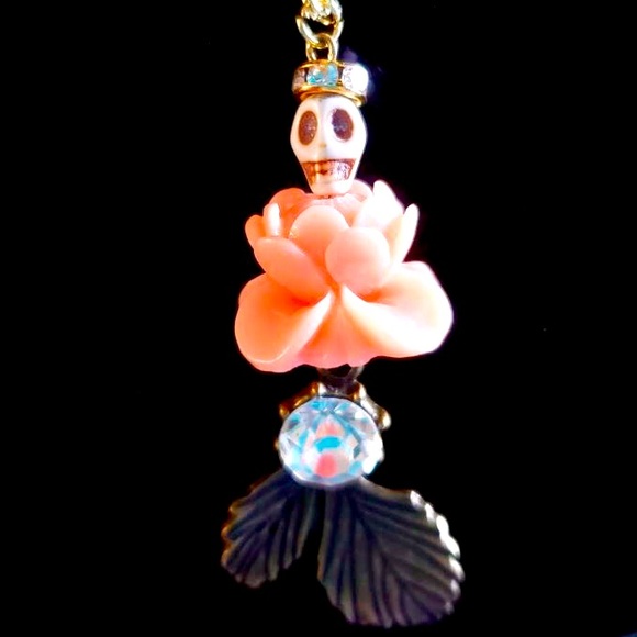 Frock 'n Roll Skull Bling Handcrafted Necklace - Picture 3 of 3